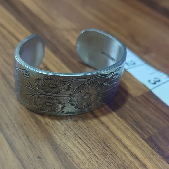 Salisbury pewter cuff bracelet October flowers cosmos silver tone - Picture 7 of 9